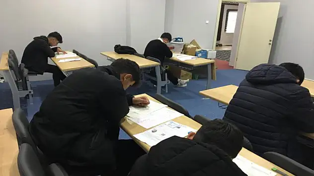 Gençler umre için yarıştı