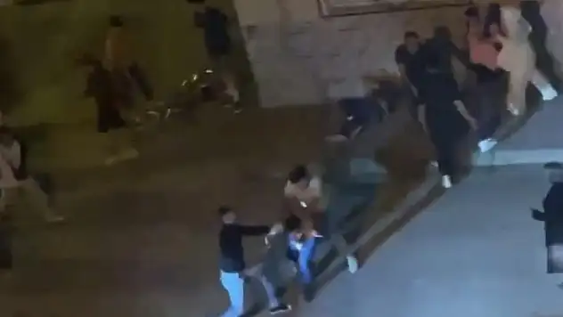 Gençlerden uyuşturucu taciri olduğunu iddia ettikleri şahsa meydan dayağı kamerada