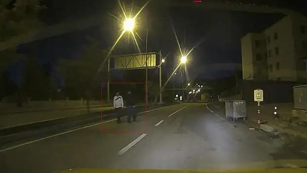 Gençlerin otoyolda yaya yürüyüşü tehlike oluşturdu