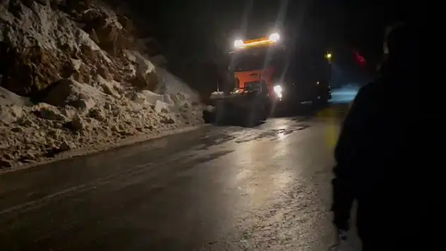 Gevaş'ta yola çığ düştü