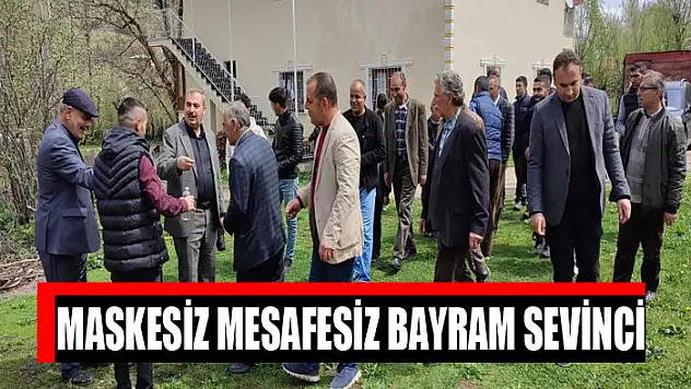 Gevaş'ta maskesiz mesafesiz bayram sevinci