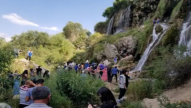 Girlevik Şelalesi'ne bayramda ziyaretçi akını