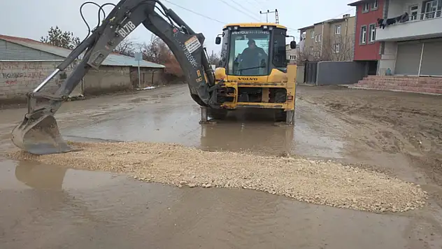 Gündoğdu Mahallesi'nde yol bakım onarım çalışması