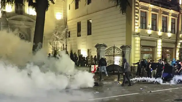 Gürcistan'da yerel seçim protestolarında sokaklar savaş alanına döndü