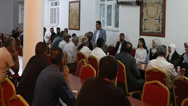 Gürpınar Belediye Eş Başkanları, Otbiçer Mahallesi sakinleriyle buluştu