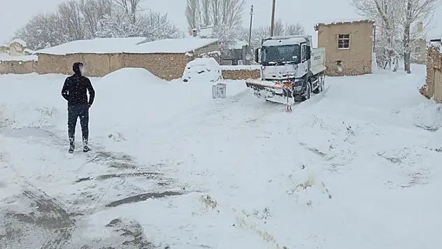 Gürpınar Belediyesi'nden karla mücadele çalışması