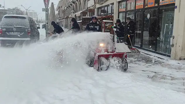 Gürpınar Belediyesi'nden karla mücadele çalışması