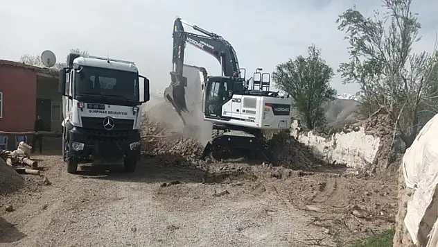 Gürpınar Belediyesi yıktırılan metruk binaların enkazını kaldırıyor