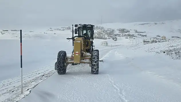 Gürpınar'da kar mesaisi aralıksız sürüyor