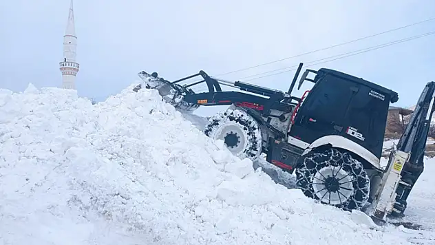 Gürpınar'da karla mücadele aralıksız sürüyor