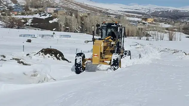 Gürpınar'da karla mücadele çalışması