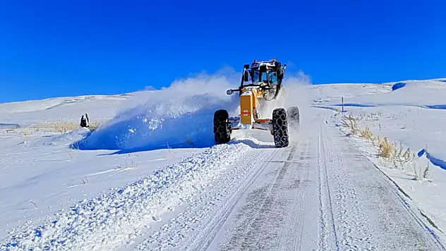 Gürpınar'da karla mücadele çalışmaları sürüyor