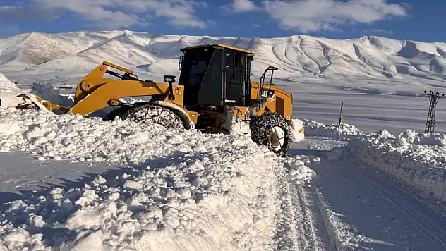 Gürpınar'da karla mücadele çalışmaları sürüyor