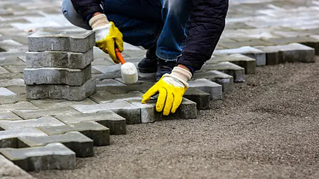 Gürpınar'da mahalle yolları parke taşıyla buluşuyor