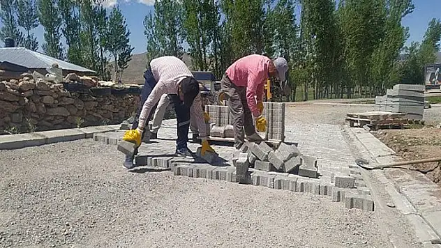 Gürpınar'da mahalle yolları parke taşıyla buluşuyor