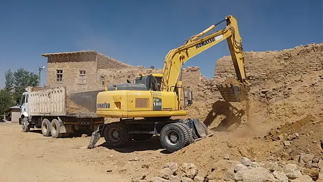 Gürpınar'da metruk yapıların yıkımı sürüyor