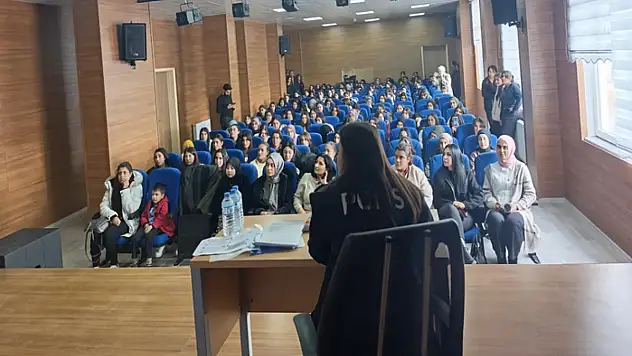 Gürpınar'da öğretmen ve öğrencilere KADES eğitimi verildi