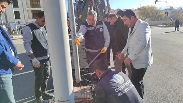 Gürpınar'da orta refüj düzenleme çalışmaları devam ediyor