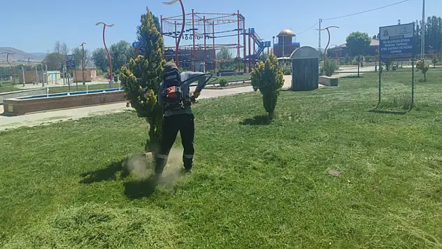 Gürpınar'da yeşil alanlarda bakım onarım çalışması