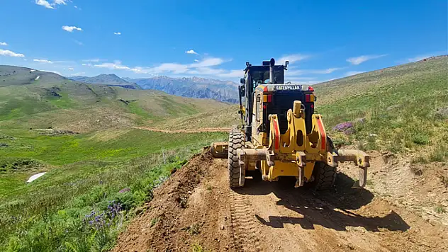 Gürpınar'da yol bakım onarım çalışması