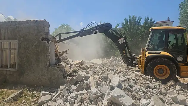 Hacıbekir Mahallesi'nde yıkım ve enkaz kaldırma çalışmaları sürüyor