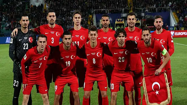 Hakan Çalhanoğlu 100. kez milli formayı giydi