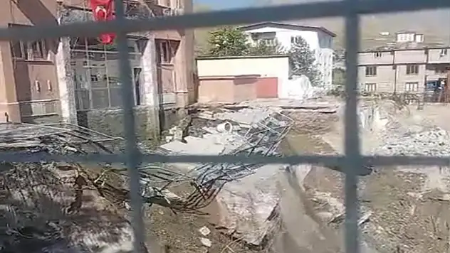 Hakkari adliye binasının girişinde çökme