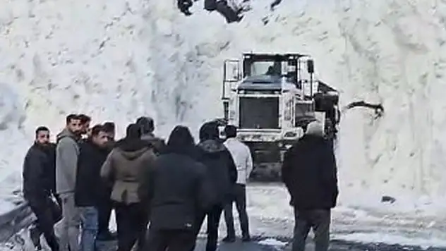 Hakkâri'de çığ alarmı: Van ve Şırnak yolu kapanıp yeniden açıldı