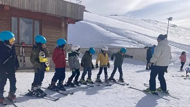 Hakkari'de geleceğin kayakçıları yetiştiriliyor