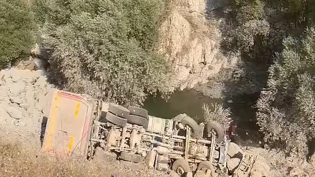 Hakkari'de kamyon uçuruma yuvarlandı: 1 ölü