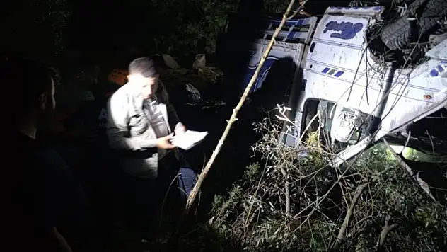 Hakkari'de kamyonet şarampole yuvarlandı: 2 yaralı