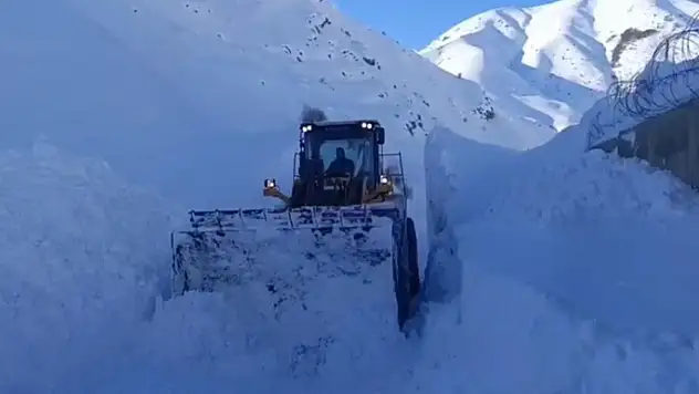 Hakkari'de kar esareti: 357 yol ulaşıma kapandı