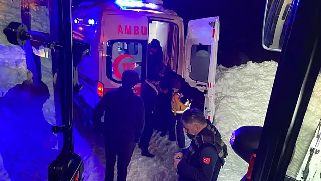 Hakkari'de karda mahsur kalan ambulansa belediye ekiplerinden destek