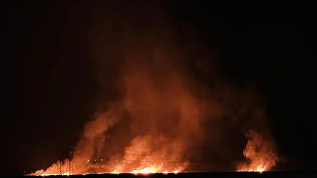 Hakkari'de kuş cenneti Nehil Sazlığı'ndaki yangın köyleri tehdit ediyor