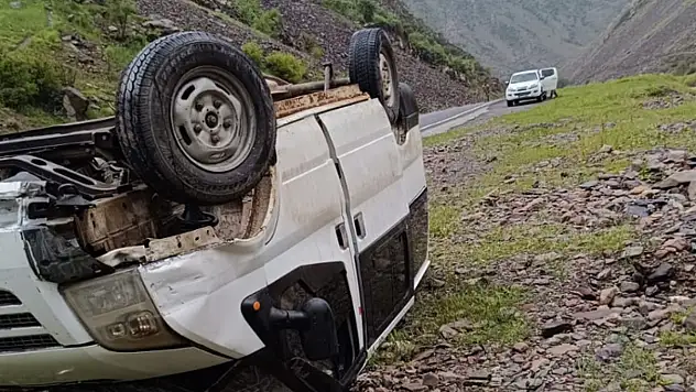 Hakkari'de minibüs şarampole yuvarlandı