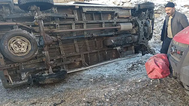 Hakkari'de öğretmen servisi devrildi: 12 yaralı