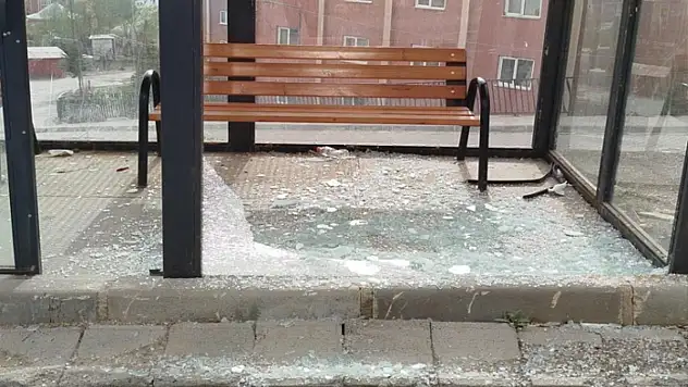 Hakkari'de park ve duraklara zarar verildi