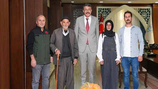 Hakkâri'de rekor: 50,5 kilo ağırlığında dev bal kabağı
