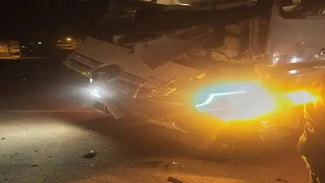 Hakkari'de tır ile minibüs çarpıştı: 1 yaralı