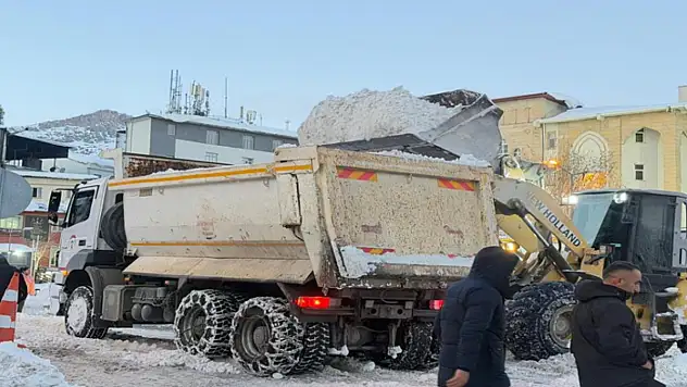 Hakkari'de tonlarca kar şehir dışına taşınıyor
