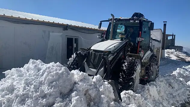 Hakkari'deki üs bölgesinde karla mücadele çalışması