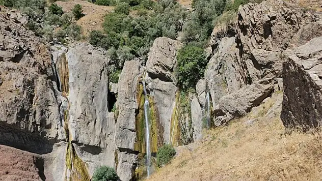 Hakkari'nin saklı cenneti Marînüs Şelalesi insanları büyülüyor