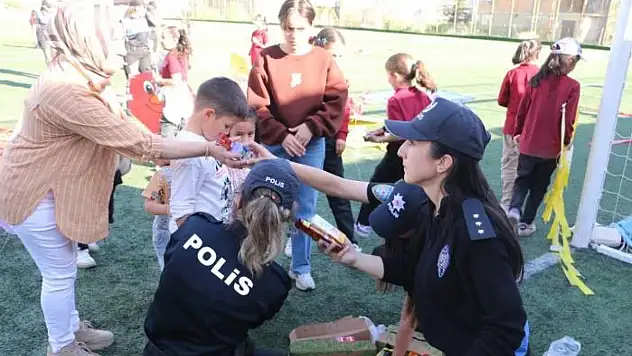 Hakkari polisinden çocuklar için uçurtma şenliği düzenlendi