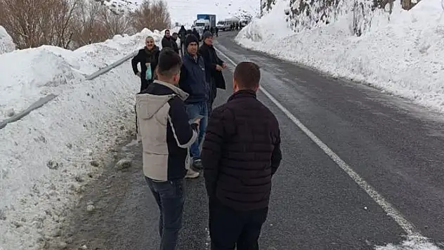 Hakkari-Van kara yoluna çığ düştü