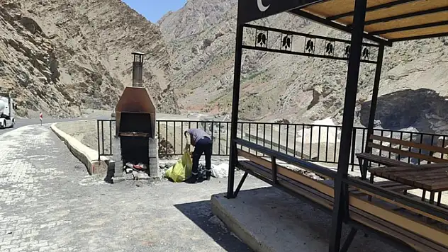 Hakkari-Van karayolu çöplerden temizlendi