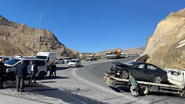 Hakkari-Van karayolunda trafik kazası: 3 yaralı