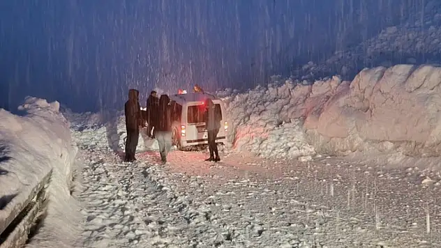 Hakkari-Van yolunda iki çığ arasında kalan 5 araç kurtarıldı