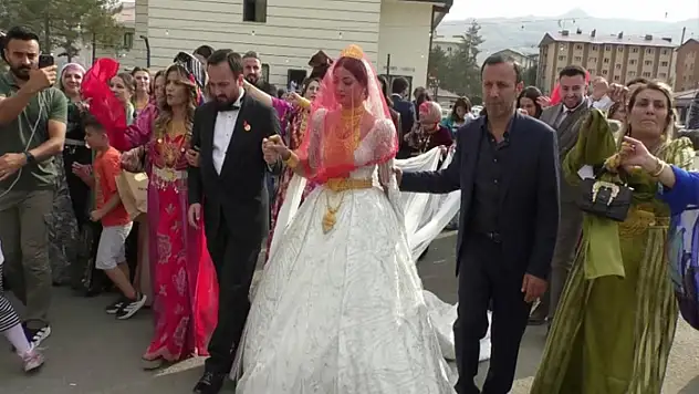 Hakkarili başkana görkemli düğün