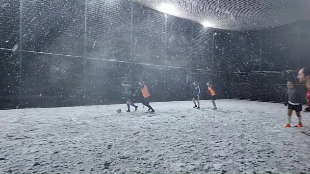 Halı saha aşkı engel tanımadı: Kar altında maç yaptılar