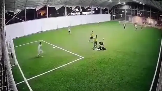Halı sahada futbol oynarken hayatını kaybetti